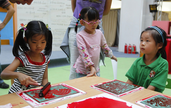 北京家庭閱讀季：&ldquo;讓美延續&rdquo;&mdash;&mdash;中國美術館主題日上小朋友在畫畫