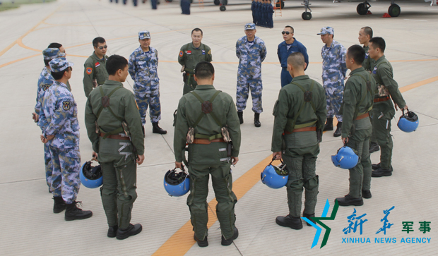 飛行后，黨委班子現(xiàn)場講評(píng)飛行情況。