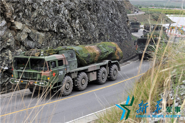 &uarr;向疏散隱蔽地域?qū)嵤└咚贆C動。（宋來蕤攝）