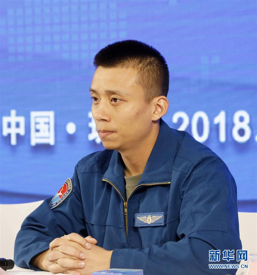 （圖文互動(dòng)）（2）中國空軍新型戰(zhàn)機(jī)飛行員&ldquo;論劍&rdquo;珠海航展