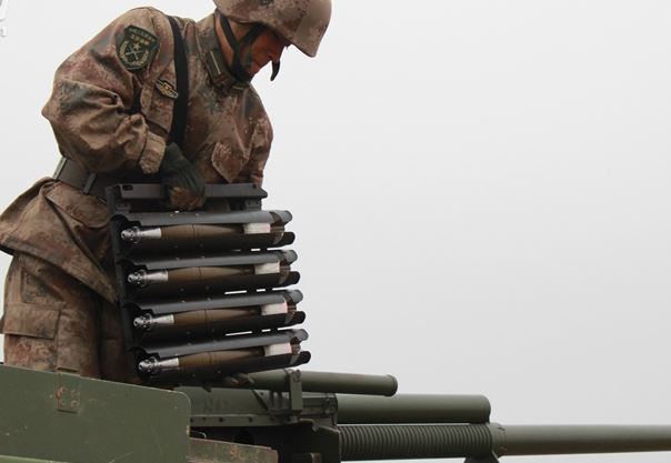 見(jiàn)過(guò)給火炮壓彈夾嗎？