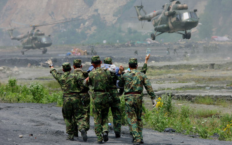 查春明作品：抗震救災中的子弟兵