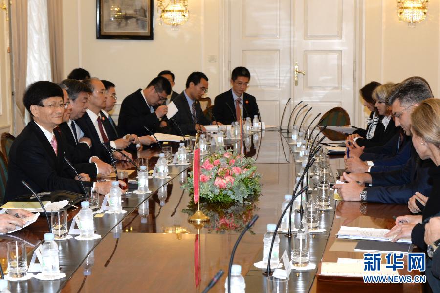 9月12日，克羅地亞總理普連科維奇（右二）在首都薩格勒布會見到訪的習近平主席特使、中共中央政治局委員、中央政法委書記孟建柱（左一）。新華社記者高磊攝