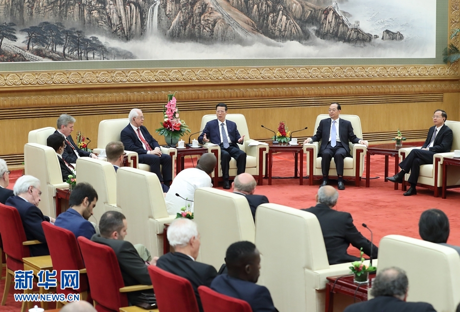 9月21日，中共中央政治局常委、國務院副總理張高麗在北京人民大會堂會見來華參加2017&ldquo;一帶一路&rdquo;媒體合作論壇的外方代表并回答大家關心的問題。新華社記者王曄攝 