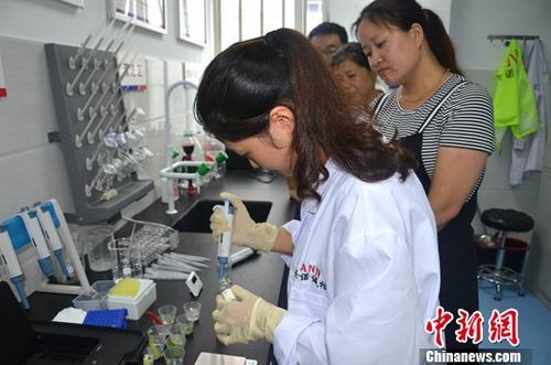 資料圖：工作人員根據(jù)消費(fèi)者要求現(xiàn)場(chǎng)檢驗(yàn)，共筑食品安全。<a target='_blank' ><p  align=