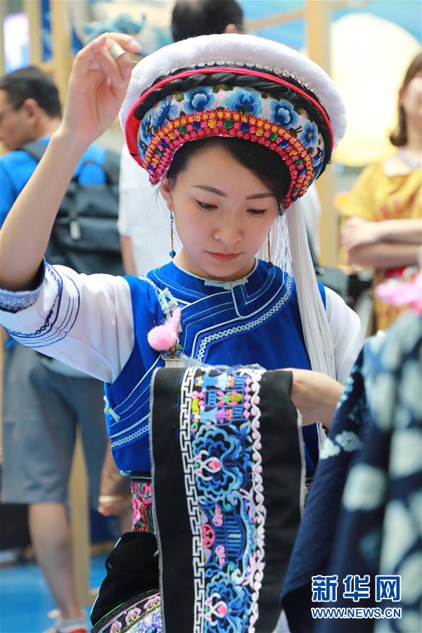 （脫貧攻堅風采錄&middot;帶頭人&middot;圖文互動）（3）背著娃繡著花 養活自己養活家&mdash;&mdash;夏華和13000名大山繡娘的&ldquo;中國夢&rdquo;