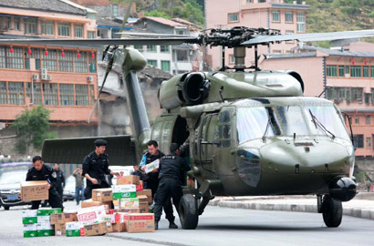 陸航部隊大規模向重災區運送急需生活用品