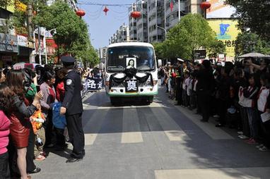 &ldquo;最美英雄&rdquo;汪策骨灰&ldquo;回家&rdquo;