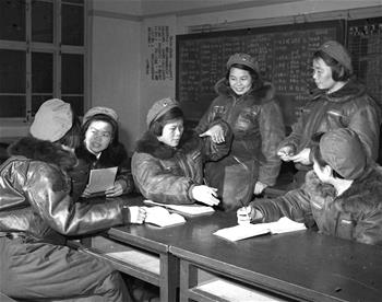 第一批女飛行員：毛澤東稱贊，細妹子不簡單，飛得好高啊