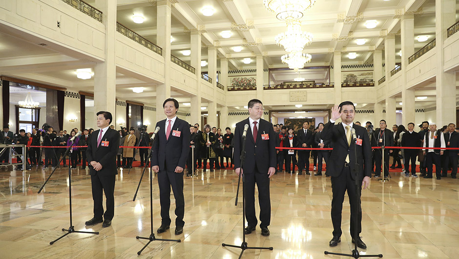 全國(guó)人大代表接受采訪(fǎng)