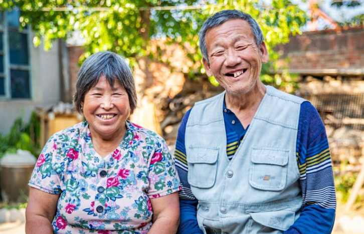 笑從金銀花田來&mdash;&mdash;幸福老兩口的脫貧攻略