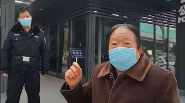 社區(qū)封閉，76歲的他為什么要出來