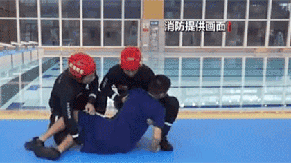 水中遇險 如何自救與施救？黃金30秒 如何將溺水者救上岸？