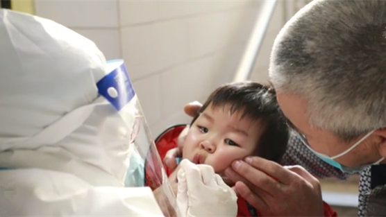 這一跪，謝謝你最美的&ldquo;核酸護(hù)士&rdquo;