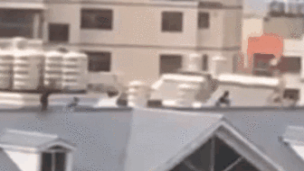 樓頂上的危險：心驚膽戰(zhàn) 兒童高樓樓頂玩&ldquo;空中飛人&rdquo;