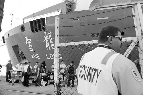 21日，雪龍號正準備從澳大利亞的弗里曼特爾港啟程，前往MH370航班失聯疑似海域。