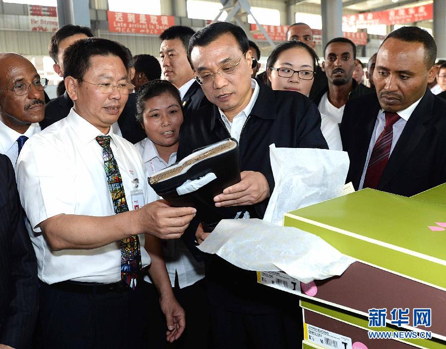 5月5日，中國(guó)國(guó)務(wù)院總理李克強(qiáng)在埃塞俄比亞總理海爾馬里亞姆陪同下參觀東方工業(yè)園。這是李克強(qiáng)在生產(chǎn)車間聽取負(fù)責(zé)人介紹生產(chǎn)情況。新華社記者 李濤 攝