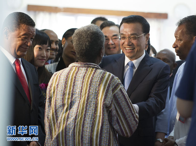 5月6日，中國國務院總理李克強與埃塞俄比亞總統穆拉圖一同來到亞的斯亞貝巴阿勒塔醫院，看望受益于中國免費白內障手術&ldquo;光明行&rdquo;活動的埃塞俄比亞患者。新華社記者 謝環馳 攝 