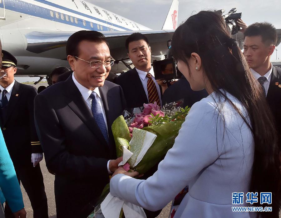 5月8日，應(yīng)安哥拉總統(tǒng)多斯桑托斯邀請(qǐng)，中國(guó)國(guó)務(wù)院總理李克強(qiáng)乘專(zhuān)機(jī)抵達(dá)羅安達(dá)二月四日國(guó)際機(jī)場(chǎng)，開(kāi)始對(duì)安哥拉進(jìn)行正式訪(fǎng)問(wèn)。 新華社記者李濤 攝 