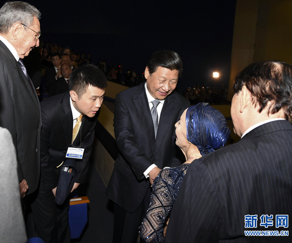     當(dāng)?shù)貢r間7月22日，國家主席習(xí)近平在哈瓦那與古巴國務(wù)委員會主席兼部長會議主席勞爾&middot;卡斯特羅共同觀看中古芭蕾舞聯(lián)合演出。新華社記者李學(xué)仁攝 