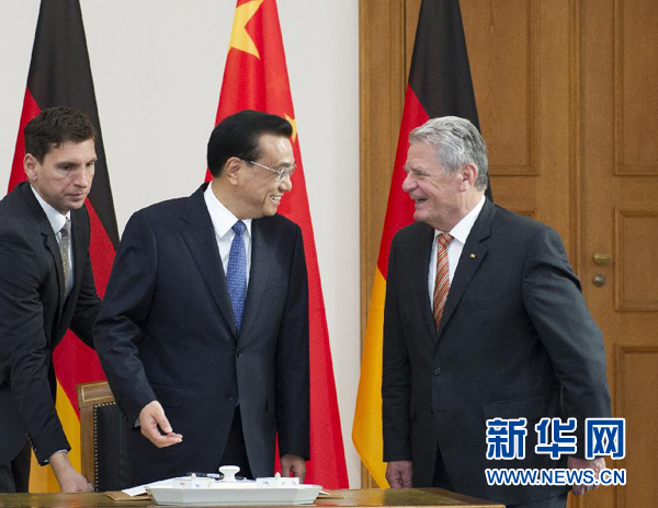 10月10日，國務院總理李克強在柏林會見德國總統高克。這是李克強總理與高克總統親切交談。 新華社記者 王曄 攝 