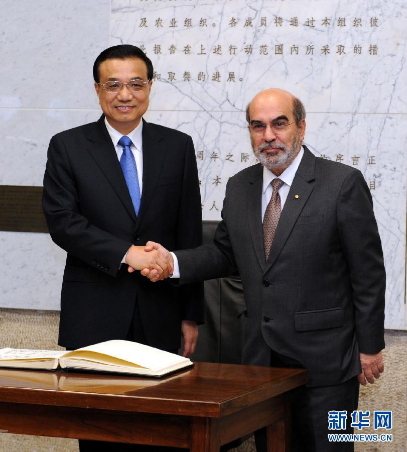 10月15日，中國國務(wù)院總理李克強在羅馬會見聯(lián)合國糧農(nóng)組織總干事格拉齊亞諾。 新華社記者 饒愛民 攝