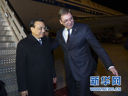 12月15日，國務院總理李克強抵達貝爾格萊德，出席中國－中東歐國家領(lǐng)導人會晤并正式訪問塞爾維亞，塞爾維亞總理武契奇到機場迎接。新華社記者 黃敬文 攝