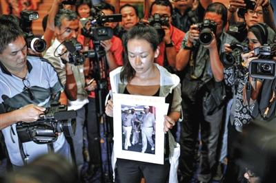 1月29日，在得知即將召開有關MH370的發布會后，一些乘客家屬成員到場。