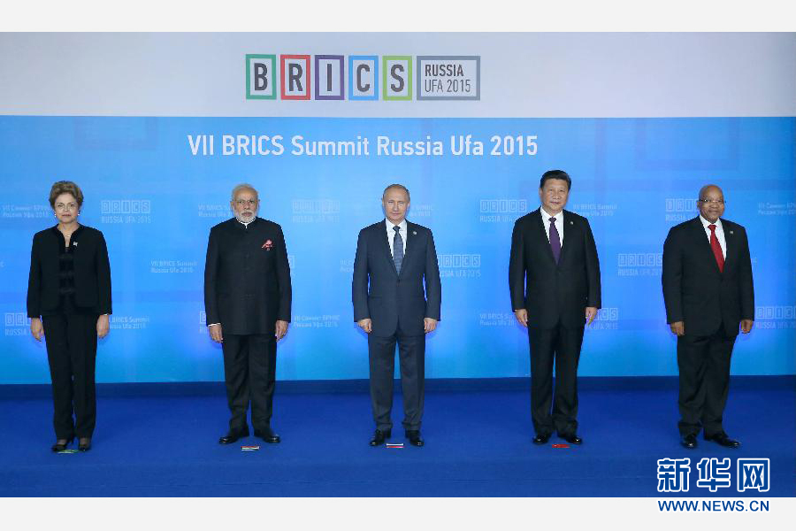 7月9日，金磚國家領(lǐng)導(dǎo)人第七次會晤在俄羅斯烏法舉行。中國國家主席習(xí)近平、俄羅斯總統(tǒng)普京、巴西總統(tǒng)羅塞夫、印度總理莫迪、南非總統(tǒng)祖馬出席。這是金磚國家領(lǐng)導(dǎo)人集體合影。新華社記者 龐興雷 攝
