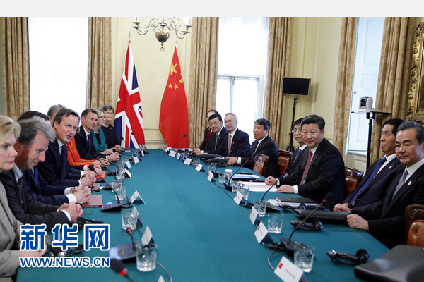 10月21日，國家主席習(xí)近平在倫敦唐寧街首相府同英國首相卡梅倫舉行會談。 新華社記者 鞠鵬 攝 