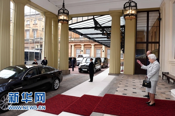 10月22日，國家主席習近平和夫人彭麗媛離開白金漢宮。離開前，英國女王伊麗莎白二世和丈夫菲利普親王專門前來同習近平夫婦親切話別。新華社記者 饒愛民 攝 