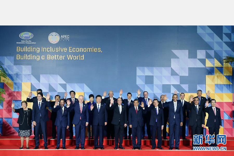 這是會議開始前，國家主席習近平同其他亞太經合組織成員經濟體領導人、代表合影。 新華社記者 姚大偉 攝