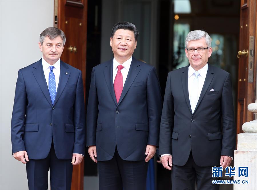 6月20日，國家主席習(xí)近平在華沙瓦津基公園水上宮殿會(huì)見波蘭參議長卡切夫斯基（右）和眾議長庫赫欽斯基。 新華社記者 姚大偉 攝  