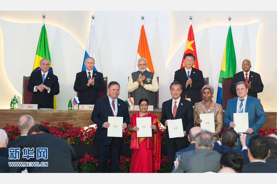 10月16日,金磚國家領導人第八次會晤在印度果阿舉行。中國國家主席習近平、印度總理莫迪、南非總統祖馬、巴西總統特梅爾、俄羅斯總統普京出席。這是會晤結束后,5國領導人共同見證合作文件的簽署,并出席聯合記者會。新華社記者謝環馳攝 10月16日,金磚國家領導人第八次會晤在印度果阿舉行。中國國家主席習近平、印度總理莫迪、南非總統祖馬、巴西總統特梅爾、俄羅斯總統普京出席。這是會晤結束后,5國領導人共同見證合作文件的簽署,并出席聯合記者會。新華社記者謝環馳攝