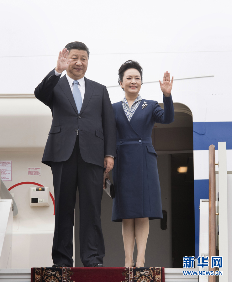 7月3日，國家主席習(xí)近平乘專機(jī)抵達(dá)莫斯科，開始對俄羅斯聯(lián)邦進(jìn)行國事訪問。這是習(xí)近平和夫人彭麗媛步出艙門。 新華社記者 李學(xué)仁 攝