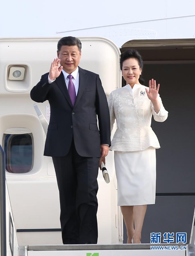 7月4日，國家主席習近平乘專機抵達柏林，開始對德意志聯邦共和國進行國事訪問。這是習近平和夫人彭麗媛步出艙門。 新華社記者 姚大偉 攝