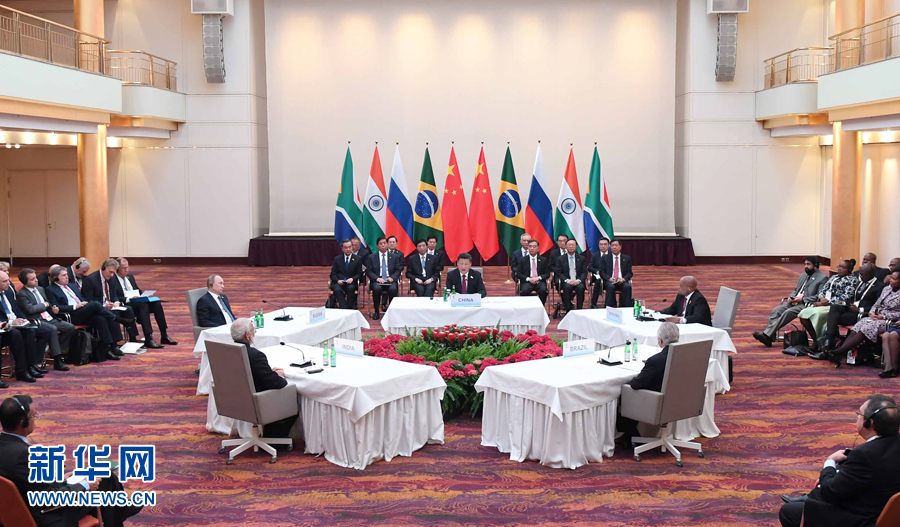 7月7日，國家主席習(xí)近平在德國漢堡主持金磚國家領(lǐng)導(dǎo)人非正式會晤，發(fā)表引導(dǎo)性講話和總結(jié)講話。南非總統(tǒng)祖馬、巴西總統(tǒng)特梅爾、俄羅斯總統(tǒng)普京、印度總理莫迪出席。新華社記者 張鐸 攝