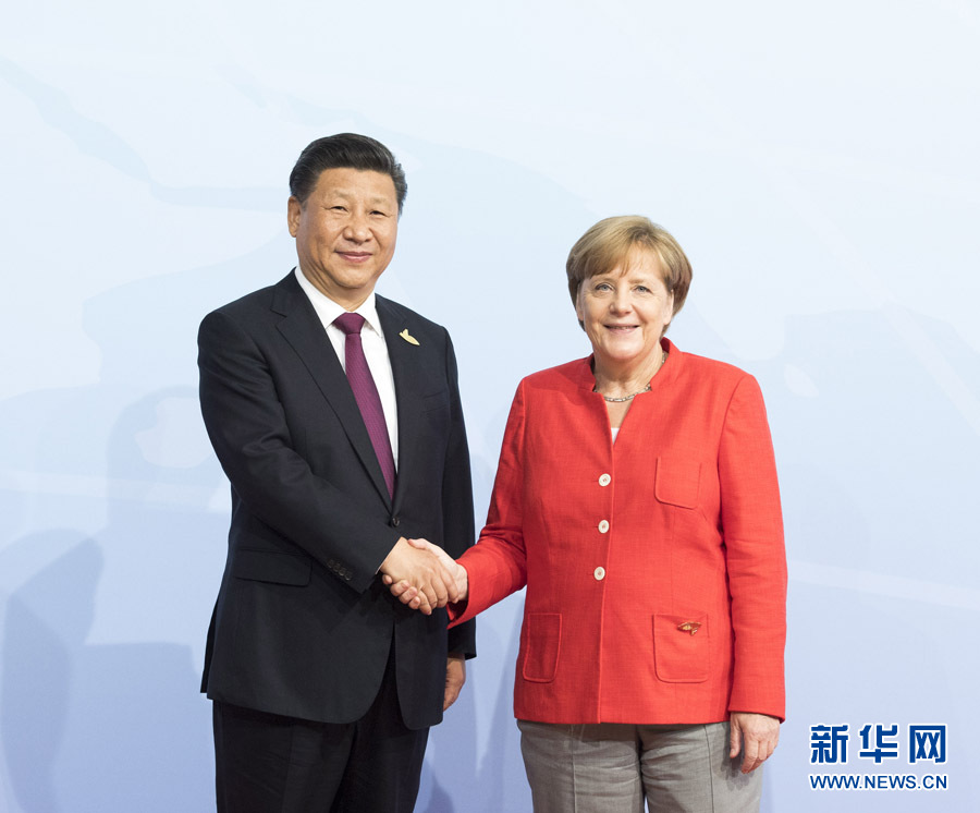 7月7日，二十國集團(tuán)領(lǐng)導(dǎo)人第十二次峰會在德國漢堡舉行。國家主席習(xí)近平出席并發(fā)表題為《堅持開放包容　推動聯(lián)動增長》的重要講話。這是峰會開始前，習(xí)近平受到德國總理默克爾迎接。新華社記者 李學(xué)仁 攝 