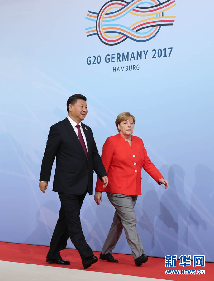 7月7日，二十國集團(tuán)領(lǐng)導(dǎo)人第十二次峰會在德國漢堡舉行。國家主席習(xí)近平出席并發(fā)表題為《堅持開放包容　推動聯(lián)動增長》的重要講話。這是峰會開始前，習(xí)近平受到德國總理默克爾迎接。新華社記者 劉衛(wèi)兵 攝 