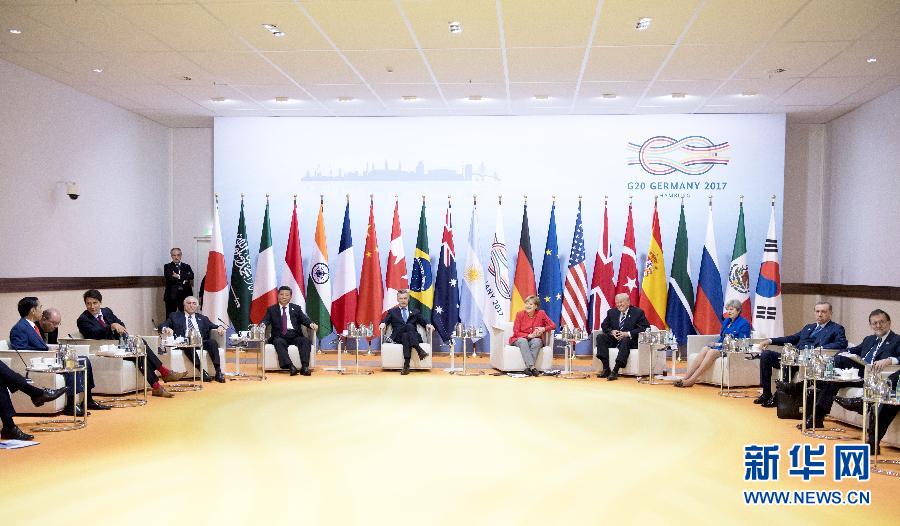 7月7日，二十國集團(tuán)領(lǐng)導(dǎo)人第十二次峰會在德國漢堡舉行。國家主席習(xí)近平出席并發(fā)表題為《堅持開放包容　推動聯(lián)動增長》的重要講話。這是峰會前，習(xí)近平出席二十國集團(tuán)峰會領(lǐng)導(dǎo)人座談會。新華社記者 李學(xué)仁 攝 