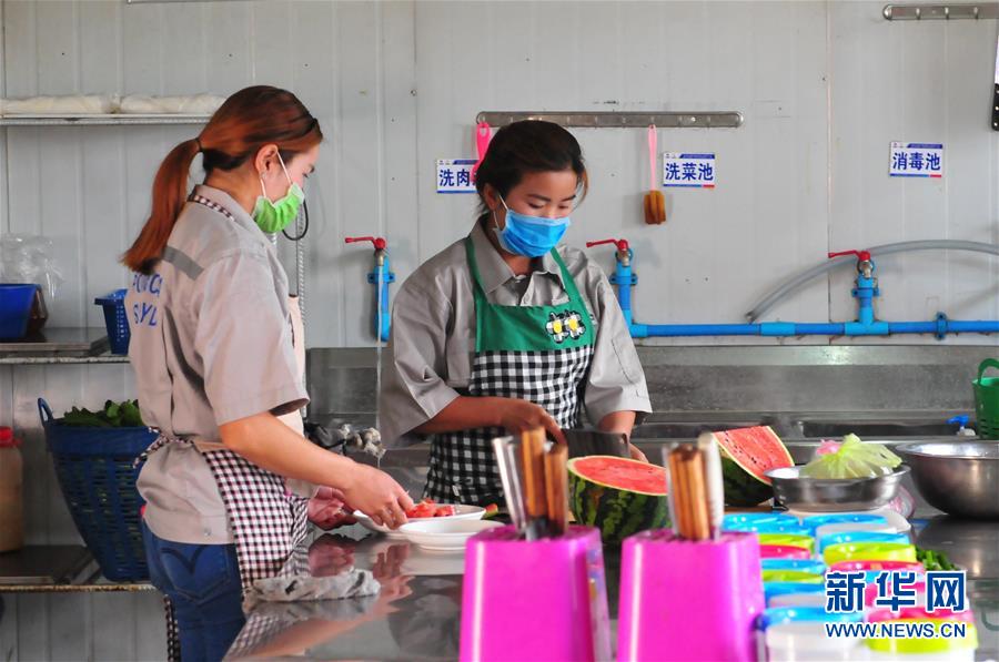 （國際&middot;&ldquo;一帶一路&rdquo;高峰論壇&middot;圖文互動）（3）老撾村民的夢想在中老鐵路上延伸