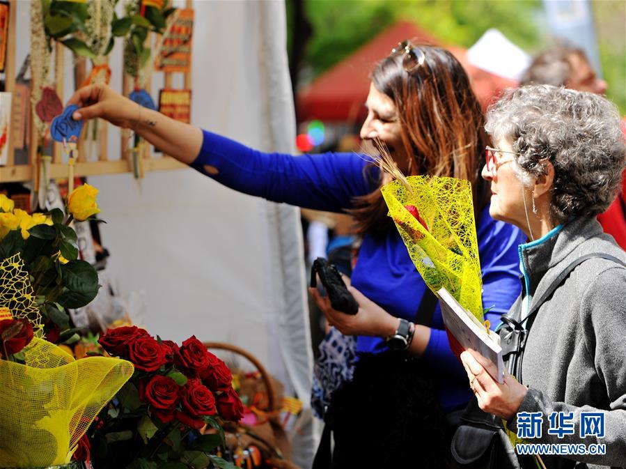 （國際&middot;圖文互動）（1）通訊：花香馥郁 書香怡人&mdash;&mdash;記西班牙巴塞羅那圣喬治節