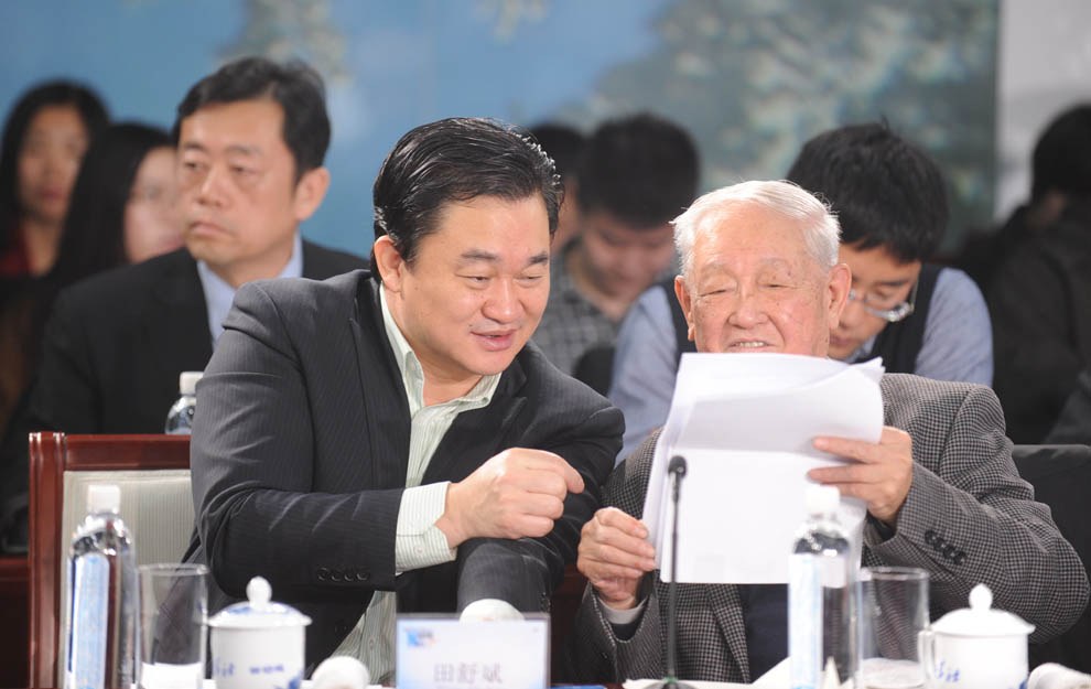 新華網董事長、總裁田舒斌與軍事科學院原副院長糜振玉在現場交流