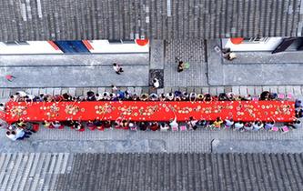 湖北宣恩：易地搬遷安置點擺起&ldquo;合攏宴&rdquo;